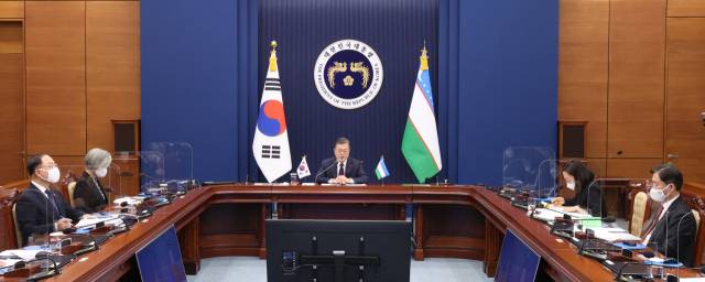 문재인 대통령이 28일 오후 청와대에서 열린 한-우즈베키스탄 화상 정상회담에서 인사말을 하고 있다./연합뉴스