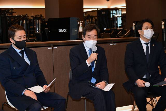 이낙연 더불어민주당 대표가 28일 서울 구로구 경인로 한 피트니스센터에서 열린 코로나19 피해 지원을 위한 체육계 간담회에서 발언하고 있다. /권욱 기자