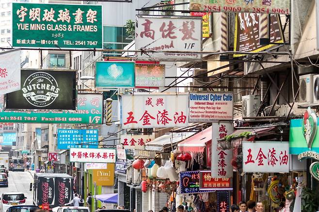 조만간 없어질지도 모를, 붉은 글씨 간판 아래에 서 보고 싶다