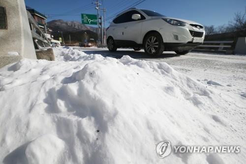 눈 쌓인 도로 [연합뉴스 자료사진]
