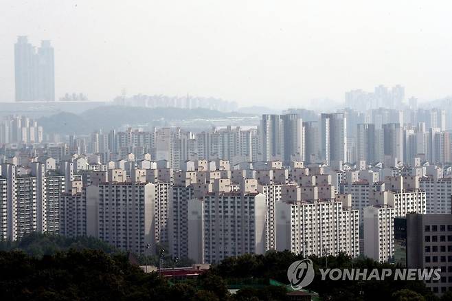 작년 6월 투기과열지구로 지정된 경기 수원시 영통구 일대 아파트 단지 [연합뉴스 자료사진]