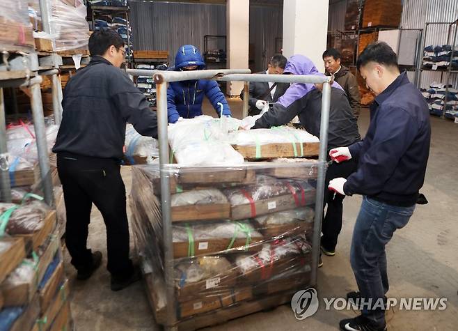 압수한 고래고기 [연합뉴스 자료사진]