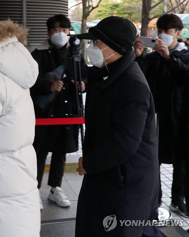 강제추행 오거돈 두번째 구속 갈림길 (부산=연합뉴스) 손형주 기자 = 강제추행 혐의를 받는 오거돈 전 부산시장이 18일 오전 부산 연제구 부산지방법원에 구속 전 피의자 심문(영장실질심사)에 출석하고 있다. 2020.12.18 handbrother@yna.co.kr