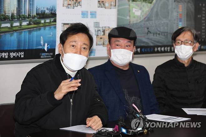 재개발정비사업 조합 방문한 오세훈 전 서울시장 국민의힘 오세훈 서울시장 경선후보가 지난 19일 성동구 성수전략정비구역 제4지구 재개발정비사업 조합을 방문, 조합관계자들과 대화하고 있다. [연합뉴스 자료사진]