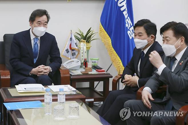 원희룡 제주도지사와 대화하는 이낙연 대표 (서울=연합뉴스) 하사헌 기자 = 더불어민주당 이낙연 대표와 원희룡 제주도지사가 28일 오전 서울 여의도 국회에서 만나 대화하고 있다. 원희룡 제주도지사는 이날 이낙연 대표에게 2월 임시국회에서 4.3특별법 개정안 처리를 건의하는 것으로 알려졌다. 2021.1.28 toadboy@yna.co.kr