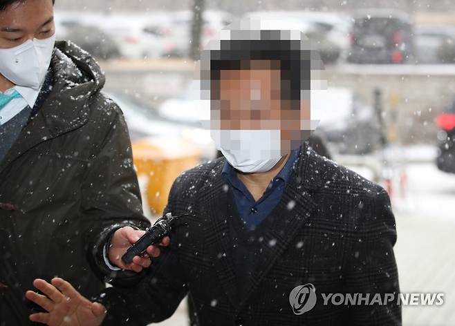 '옵티머스 연루' 세보테크 전 부회장 영장실질심사 (서울=연합뉴스) 임헌정 기자 = 옵티머스자산운용 펀드 사기 사건에 연루된 의혹을 받는 해덕파워웨이 자회사 세보테크의 고모 전 부회장이 28일 서울 서초구 서울중앙지법에서 열린 구속 전 피의자 심문(영장실질심사)에 출석하며 법정으로 향하고 있다. 2021.1.28 kane@yna.co.kr