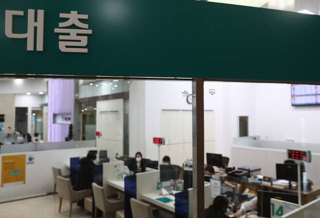 서울 시내 한 은행 대출창구를 찾은 고객들이 상담을 받고 있다. (사진=연합뉴스)