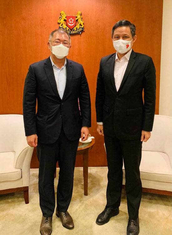 정의선(왼쪽) 현대차그룹 회장이 26일 찬춘싱 장관와 만나 기념사진을 찍고 있다. (사진=찬춘싱 장관 개인 페이스북 사진 갈무리)