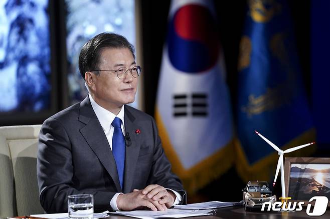 문재인 대통령이 27일 오후 청와대에서 화상으로 열린 2021 세계경제포럼(WEF) 한국정상 특별연설에 참석해 경제일반에 대한 질문을 듣고 있다. 2021.1.27/뉴스1 © News1 이광호 기자