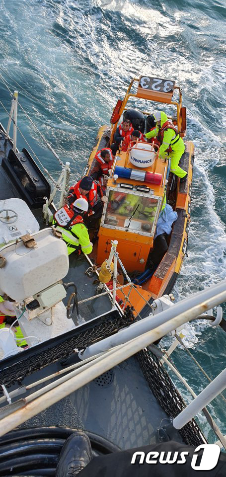 29일 오전 완도해경이 침몰한 화물선에서 구조된 선원들을 이송하고 있다.(완도해경 제공)2021.1.19 /뉴스1 © News1