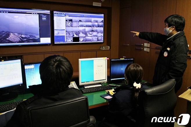 영동군 직원들이 산불 모니터링을 하고 있다. (영동군 제공)© 뉴스1