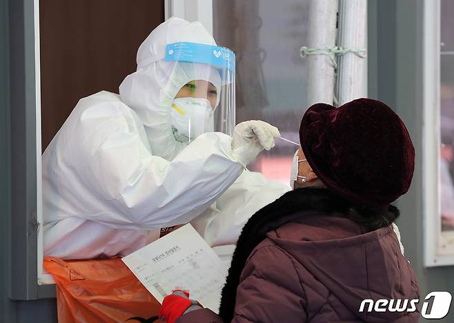 코로나19 검체 검사 /뉴스1 © News1 박세연 기자