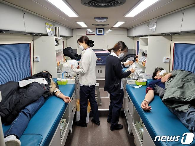 29일 산림품종관리센터가 코로나19로 부족한 혈액 수급을 위해 전 직원이 사랑의 헌혈 운동에 동참했다고 밝혔다. 사진은 헌혈 모습.(품종관리센터 제공)2021.1.29/© 뉴스1