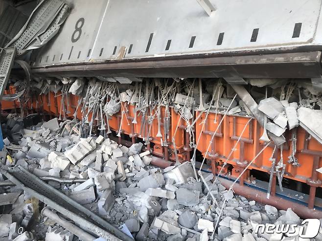 29일 오후 4시33분쯤 경북 구미시 산동면 봉산리 AGC화인테크노코리아(아사히 초자) 공장에서 원인을 알 수 없는 폭발사고가 발생했다. 사고로 현장 근로자 9명이 다쳐 인근 병원으로 이송됐다. 신고를 받은 소방당국은 특수화재진압용 화학차량 등 장비 20여대를 투입 사고 발생 50여 분만에 현장을 정리했다. (구미소방서 제공) 2021.1.29/뉴스1 © News1 공정식 기자,정우용 기자