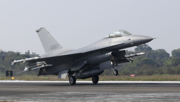 대만 남부 치에이현에서 F-16V 전투기가 이륙하고 있다/AP 연합뉴스