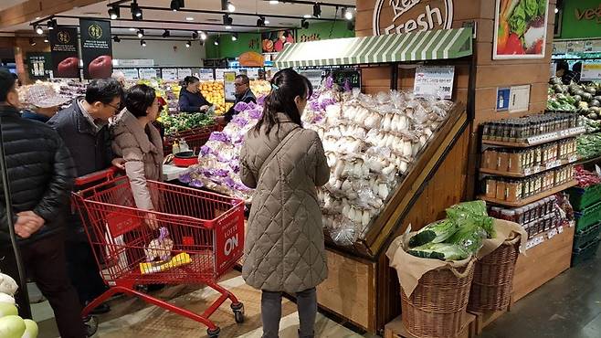 롯데마트에서 고객들이 농산물을 구매하고 있다.