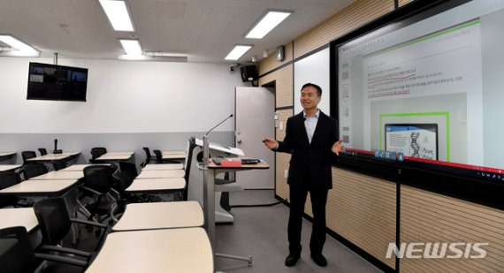 광주 북구 전남대 용봉캠퍼스 자연대3호관 203호 강의실에서 온라인 원격 수업 녹화 시연회가 열리고 있다. 뉴시스 제공