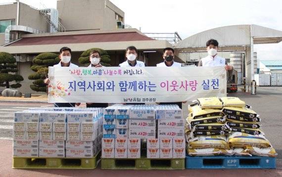 경주공장 임직원들이 후원 물품 전달식에서 기념촬영을 하고 있다.