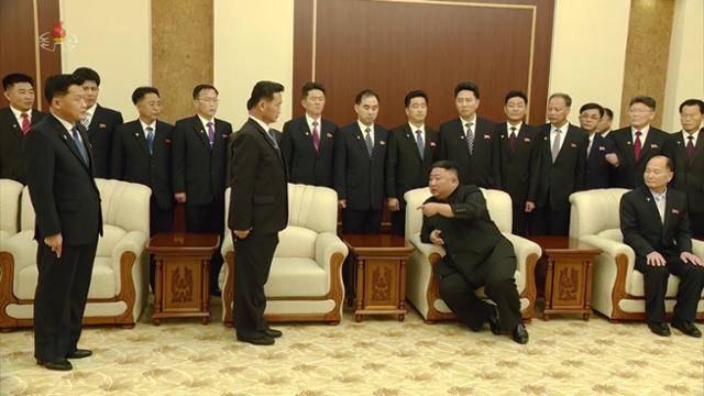 북한 조선중앙TV가 18일 김정은 국무위원장이 최고인민회의 제14기 4차회의에서 새로 임명한 내각 성원들과 기념촬영하며 이야기하는 모습을 19일 보도했다. 조선중앙TV 캡처 뉴시스