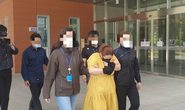 의붓아들을 여행용 가방에 가둬 살해한 혐의로 기소된 A씨가 항소심에서 징역 25년을 선고받았다.[사진 = 정종윤 기자]