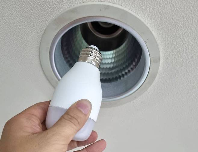 일반적인 백열전구용 소켓에 꽂아 사용한다