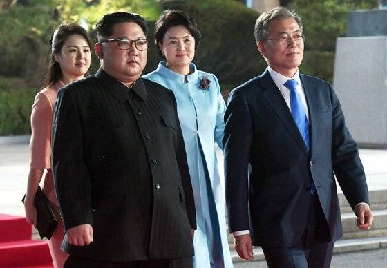 남북정상 내외가 2018년 4월 27일 오후 판문점 평화의 집에서 열린 환영만찬을 마친 후 나오고 있다. [청와대사진기자단]