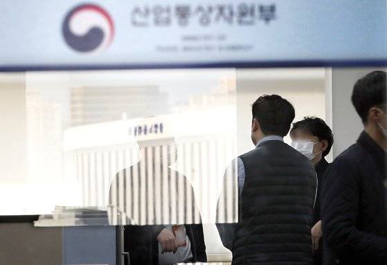 지난해 11월 5일 검찰이 '월성 1호기 경제성 평가 조작'과 관련해 산업통상자원부 압수수색에 나선 가운데 정부세종청사 산업통상자원부에서 관계자들이 분주하게 움직이고 있다. 연합뉴스