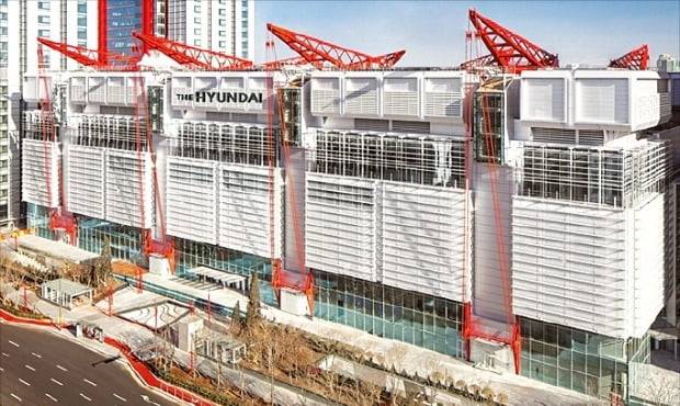 다음달 26일 서울 여의도에 문을 여는 ‘더현대 서울’은 서울 지역 최대 규모 백화점이다. 지하 7층~지상 8층 규모로 영업 면적만 8만9100㎡에 달한다. ‘미래형 백화점’으로 키우겠다는 게 현대백화점의 구상이다. 개장을 앞두고 마무리 공사가 한창인 더현대 서울 외관.   /현대백화점  제공