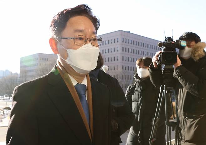박범계 법무부 장관이 29일 오전 정부과천청사 법무부로 들어서고 있다. 연합뉴스