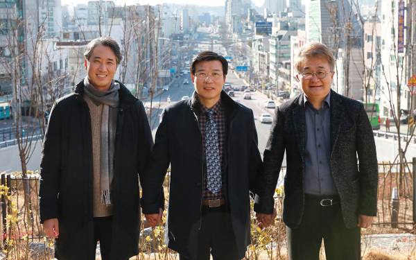 김성겸(안산동산교회) 이기동(새가나안교회) 송창근(블루라이트교회) 목사(왼쪽부터)가 최근 서울 서초구의 한 공원에서 손을 맞잡고 환하게 웃고 있다. 세뛰새KOREA 제공