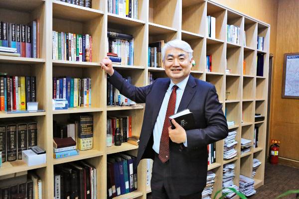 이건호 순복음대구교회 목사가 27일 이 교회 사무실에서 자신의 삶과 신앙을 간증하고 목회 철학에 대해 설명하고 있다.