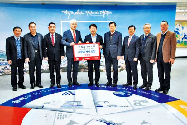 이건호 순복음대구교회 목사와 교인들이 지난해 대구시에 사랑의 백미를 전달하고 있다. 순복음대구교회 제공