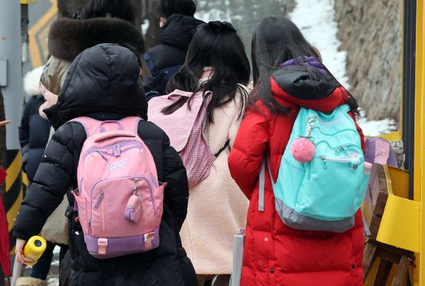 서울 성북구의 한 초등학교 학생들이 28일 하교하고 있다. 교육부는 올해 신학기는 예정대로 3월에 개학하고, 11월 셋째 주로 예정된 2022학년도 대학수학능력시험은 코로나19 상황이 악화해도 연기 없이 시행한다고 밝혔다. 연합뉴스