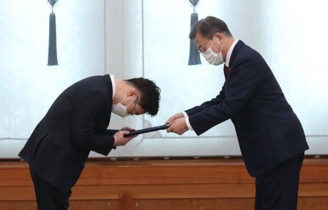 문재인 대통령이 29일 오후 청와대에서 박범계 신임 법무부 장관에게 임명장을 수여하고 있다. 연합뉴스