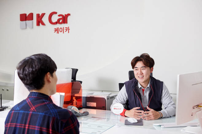 국내 최대 중고차 직영기업 K Car(케이카)의 차량평가사가 고객과 차량 상담을 진행하고 있다. [사진 제공 = K Car]