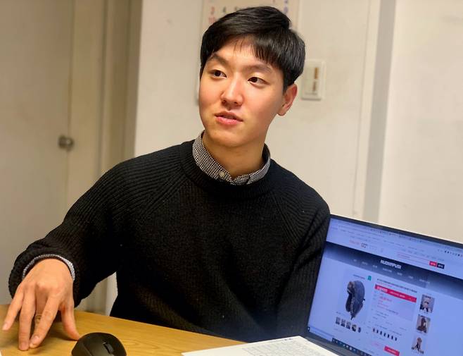 최근 서울 관악구 자택에서 만난 대학생 임주형(26) 씨. 지난해 11월 본격적으로 스마트스토어 창업에 뛰어들었다. [사진=박로명 기자]