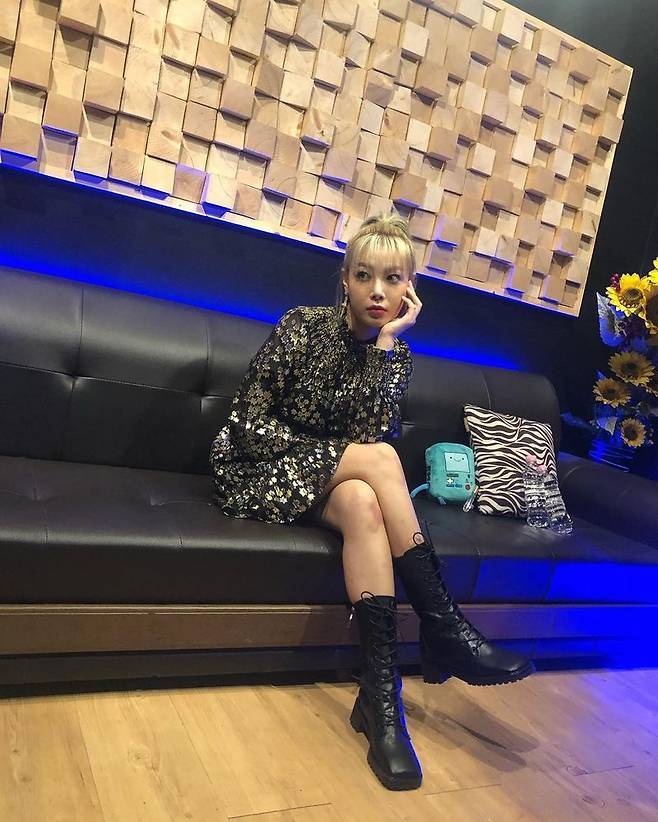 Yubin, a former member of the group Wonder Girls, reported on his recent situation.Yubin posted several photos on his instagram on January 29 with an article entitled Is not it too fast in time?In the open photo, Yubin is wearing a bling bling mini dress and sits on the couch and poses in various ways.High-bound blonde hair and exotic features capture Eye-catching, which also captivated fans by showing off her unwavering beauty in her 15th year of debut.Meanwhile, Yubin has founded Le Entertainment and is serving as CEO and singer.