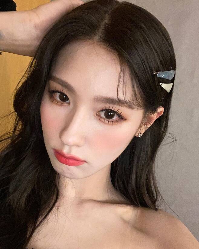 Group (G)I-DLE Mi-yeon released a selfie.(G) The official Instagram of I-DLE posted a photo on January 29 with an article entitled #Mi-yeon.Mi-yeon in the public photos took selfies with various facial expressions and poses, especially in the eyes of the brilliant goddess Beautiful look.