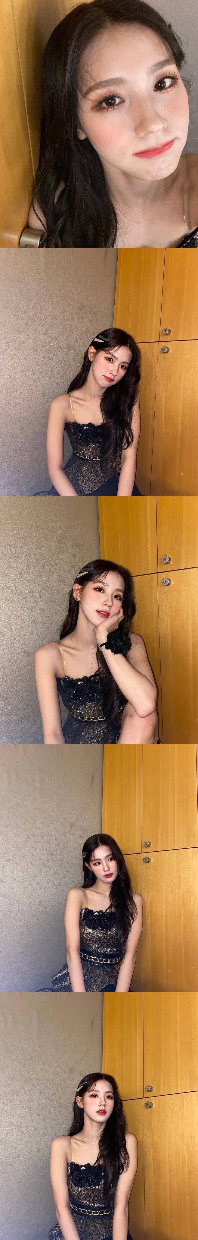 Group (G)I-DLE Mi-yeon released a selfie.(G) The official Instagram of I-DLE posted a photo on January 29 with an article entitled #Mi-yeon.Mi-yeon in the public photos took selfies with various facial expressions and poses, especially in the eyes of the brilliant goddess Beautiful look.