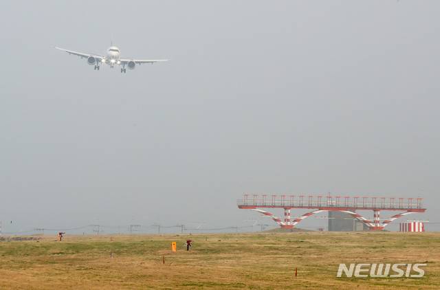 [제주=뉴시스]우장호 기자 = 제주 지역에 최대순간풍속 25.19m/s의 강한 바람이 불고 있는 28일 오후 제주국제공항 활주로에 착륙을 시도 중인 항공기의 기체가 비스듬히 기울어져 있다. 2021.01.28. woo1223@newsis.com