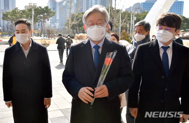 [광주=뉴시스] 류형근 기자 = 이재명 경기도지사가 '인공지능 헬스케어 플랫폼 구축 결성식' 참석을 위해 29일 오후 광주 서구 광주시청을 방문하고 있다. 2021.01.29. hgryu77@newsis.com