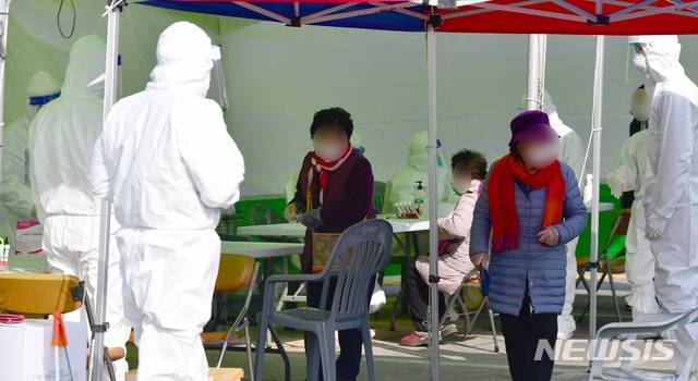 [화순=뉴시스] 류형근 기자 = 28일 오전 전남 화순군 사평면 사평행정복지센터 주차장에서 방역당국이 주민들을 상대로 신종 코로나바이러스 감염증(코로나19) 전수검사를 하고 있다. 2021.01.28. hgryu77@newsis.com