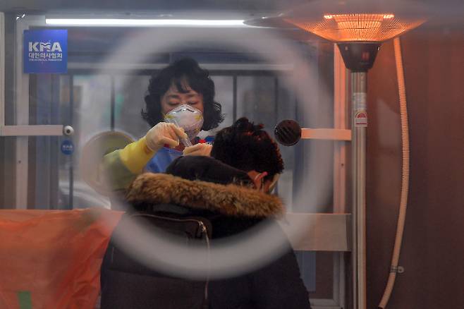 임시선별검사소에서 의료진이 검체를 채취하고 있다. 박종민 기자