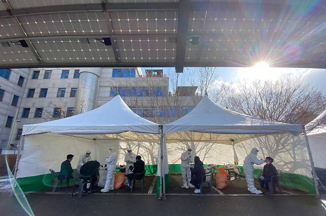아산시청에 마련된 선별진료소에서 시청 공무원들이 코로나19 검사를 받고 있다. 아산시 제공