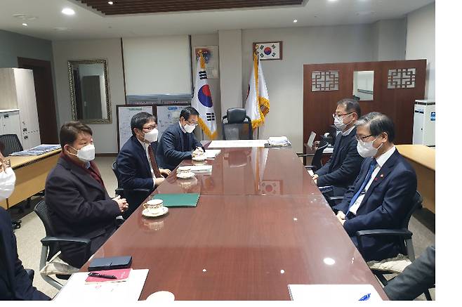 변창흠 국토교통부 장관이 권영진 대구시장 등과 면담을 하고 있다. 경북도 제공