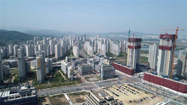 세종시는 아파트단지가 빼곡한 가운데 아파트 건설공사가 끊이지 않고 있다.세종시 제공