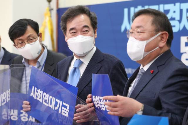 더불어민주당, 사회적경제 활성화 및 입법추진 당정청 회의 (서울=연합뉴스) 진성철 기자 = 더불어민주당 이낙연 대표(가운데), 김태년 원내대표(오른쪽)와 이호승 청와대 경제수석이 28일 국회에서 열린 사회적경제 활성화 및 입법추진 당정청 회의에서 기념촬영을 하고 있다. 2021.1.28 zjin@yna.co.kr (끝)