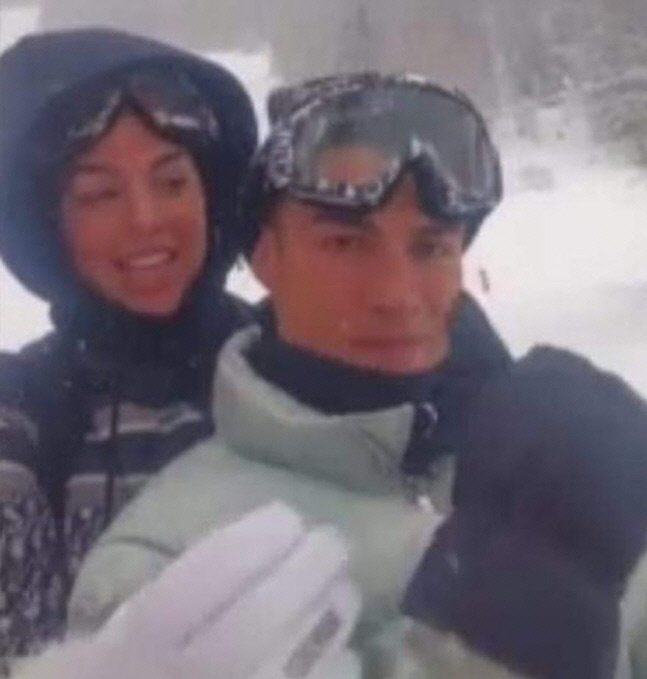 호날두의 여자친구인 조지나 로드리게스가 자신의 인스타그램에 올린 스키장 사진. 로드리게스 트위터