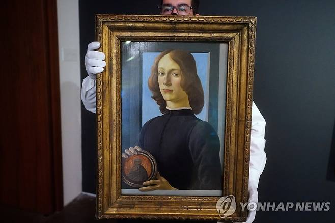 소더비 경매에서 1천억원에 낙찰된 보티첼리의 '원형 메달을 든 청년' [로이터=연합뉴스 자료사진]