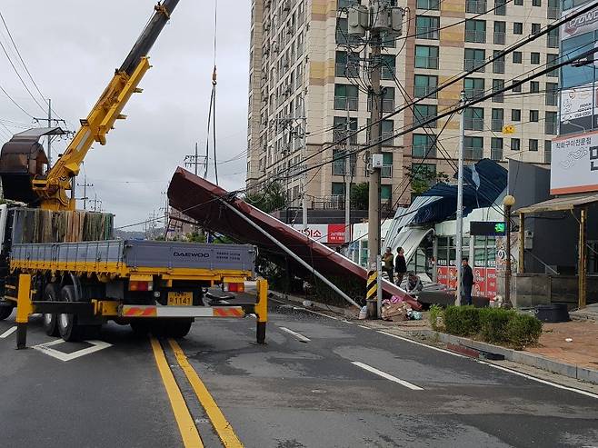 항만 정전되고 지붕 폭삭…대전·충남 '마이삭' 상흔 지난해 9월 2일 밤 충남 서천에서 태풍 '마이삭' 영향으로 부서진 지붕. 2021.1.29 [연합뉴스 자료사진. 대전시소방본부 제공. 재판매 및 DB 금지] photo@yna.co.kr